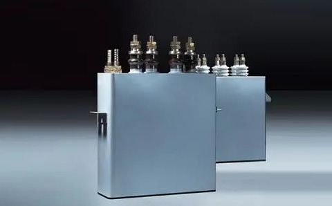 電容器在直流電路中起什么作用？