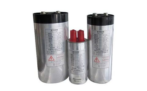 哪些環境會對電容器的性能產生影響？