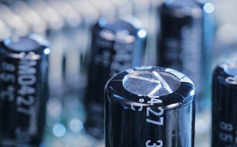 哪些材料會影響超級電容器的性能？